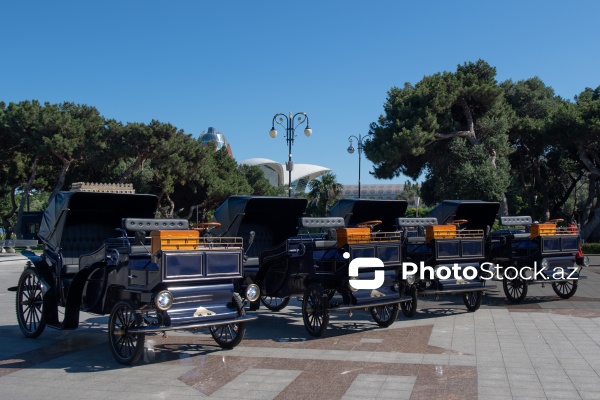 Bakı Bulvarında fəaliyyətə başlayan elektrik mühərrikli retro faytonlar