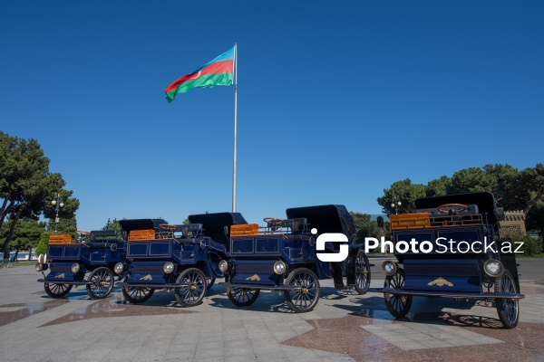Bakı Bulvarında fəaliyyətə başlayan elektrik mühərrikli retro faytonlar