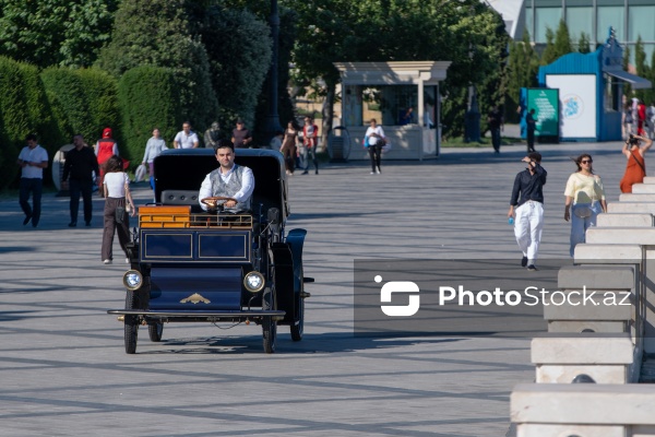 Bakı Bulvarında fəaliyyətə başlayan elektrik mühərrikli retro faytonlar