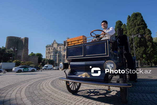Bakı Bulvarında fəaliyyətə başlayan elektrik mühərrikli retro faytonlar