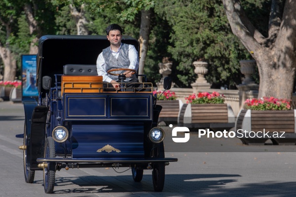 Bakı Bulvarında fəaliyyətə başlayan elektrik mühərrikli retro faytonlar