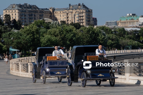 Bakı Bulvarında fəaliyyətə başlayan elektrik mühərrikli retro faytonlar
