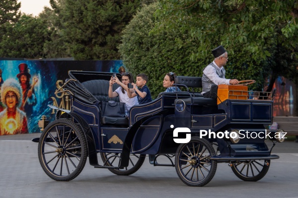 Bakı Bulvarında fəaliyyətə başlayan elektrik mühərrikli retro faytonlar