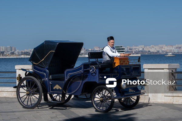 Bakı Bulvarında fəaliyyətə başlayan elektrik mühərrikli retro faytonlar