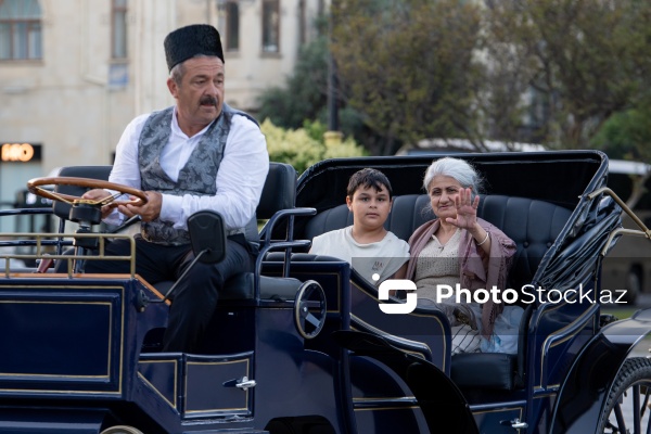 Bakı Bulvarında fəaliyyətə başlayan elektrik mühərrikli retro faytonlar