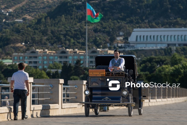 Bakı Bulvarında fəaliyyətə başlayan elektrik mühərrikli retro faytonlar