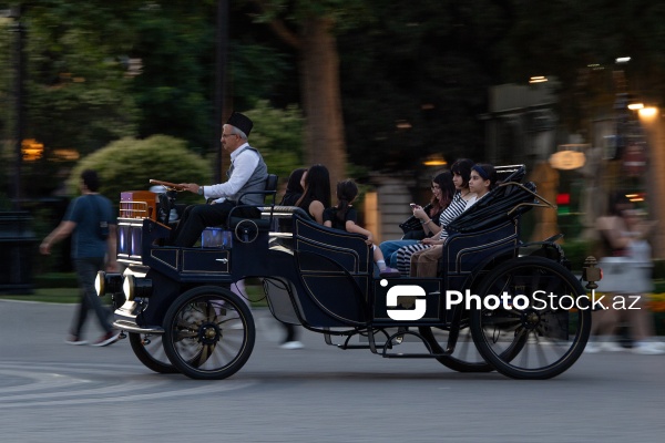 Bakı Bulvarında fəaliyyətə başlayan elektrik mühərrikli retro faytonlar