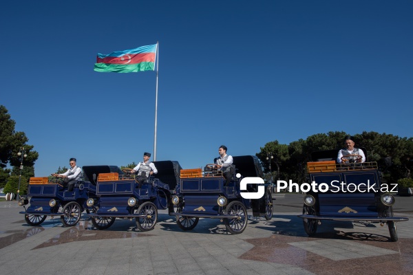 Bakı Bulvarında fəaliyyətə başlayan elektrik mühərrikli retro faytonlar