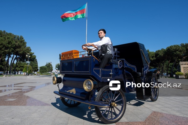 Bakı Bulvarında fəaliyyətə başlayan elektrik mühərrikli retro faytonlar