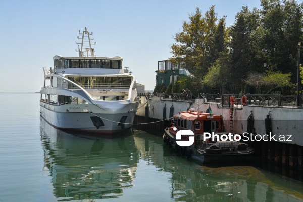 Bakı bulvarında məşhur “Mirvari” gəmisi yenidən görünməyə başlayıb