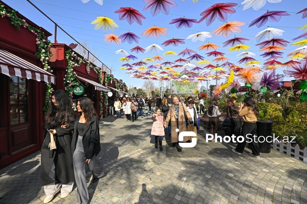 Bakı bulvarında Novruz bayramı münasibətilə hazırlanmış bayram guşəsi