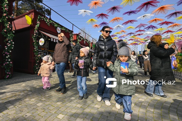 Bakı bulvarında Novruz bayramı münasibətilə hazırlanmış bayram guşəsi