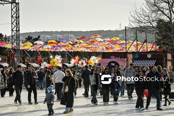 Bakı bulvarında Novruz bayramı münasibətilə hazırlanmış bayram guşəsi