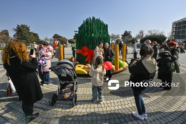 Bakı bulvarında Novruz bayramı münasibətilə hazırlanmış bayram guşəsi
