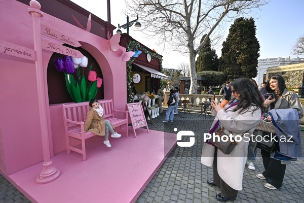 Bakı bulvarında Novruz bayramı münasibətilə hazırlanmış bayram guşəsi