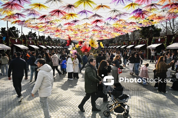 Bakı bulvarında Novruz bayramı münasibətilə hazırlanmış bayram guşəsi