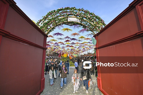 Bakı bulvarında Novruz bayramı münasibətilə hazırlanmış bayram guşəsi