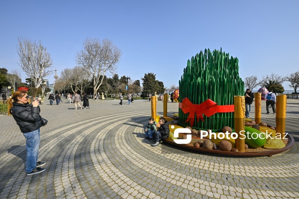Bakı bulvarında Novruz bayramı münasibətilə hazırlanmış bayram guşəsi