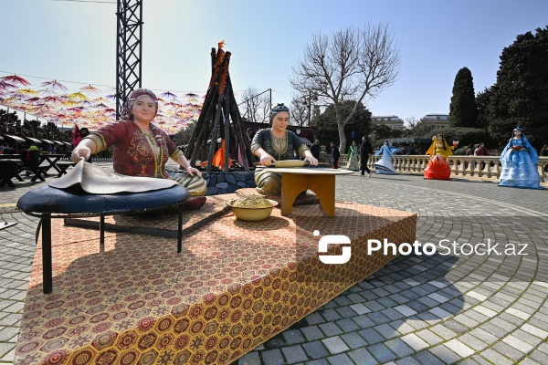 Bakı bulvarında Novruz bayramı münasibətilə hazırlanmış bayram guşəsi