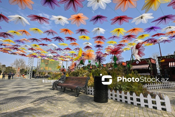 Bakı bulvarında Novruz bayramı münasibətilə hazırlanmış bayram guşəsi