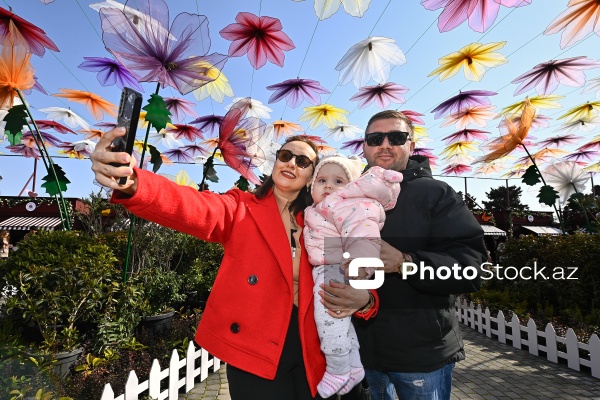 Bakı bulvarında Novruz bayramı münasibətilə hazırlanmış bayram guşəsi