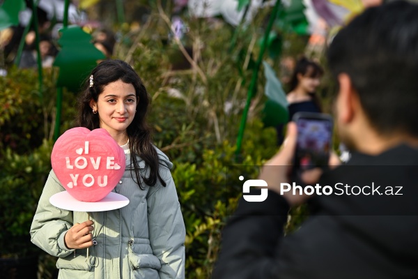 Bakı bulvarında Novruz bayramı münasibətilə hazırlanmış bayram guşəsi