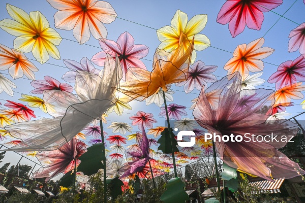 Bakı bulvarında Novruz bayramı münasibətilə hazırlanmış bayram guşəsi