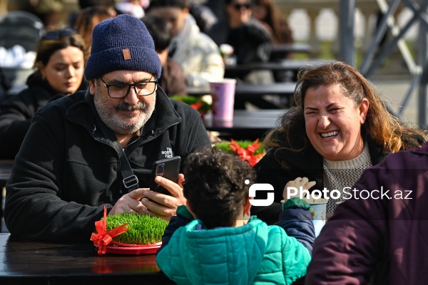 Bakı bulvarında Novruz bayramı münasibətilə hazırlanmış bayram guşəsi