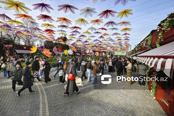 Bakı bulvarında Novruz bayramı münasibətilə hazırlanmış bayram guşəsi