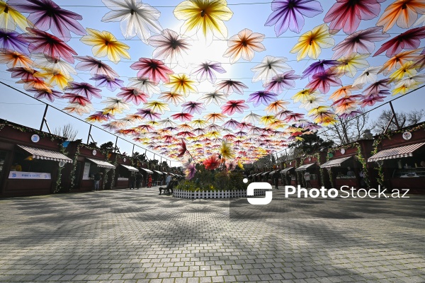 Bakı bulvarında Novruz bayramı münasibətilə hazırlanmış bayram guşəsi