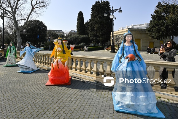 Bakı bulvarında Novruz bayramı münasibətilə hazırlanmış bayram guşəsi