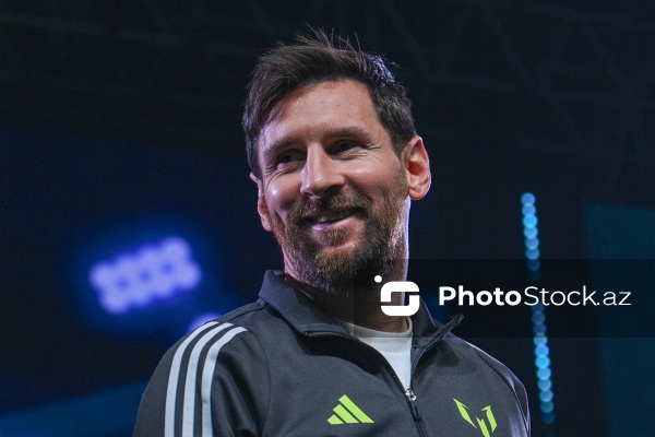 Əfsanəvi Lionel Messi və komanda yoldaşları Bakıda fanatları ilə görüşüblər