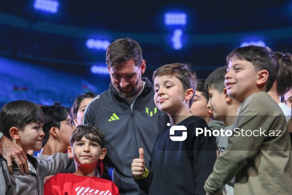 Əfsanəvi Lionel Messi və komanda yoldaşları Bakıda fanatları ilə görüşüblər