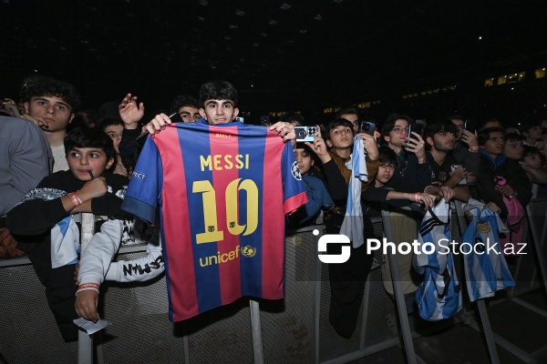 Əfsanəvi Lionel Messi və komanda yoldaşları Bakıda fanatları ilə görüşüblər