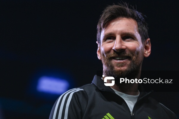 Əfsanəvi Lionel Messi və komanda yoldaşları Bakıda fanatları ilə görüşüblər