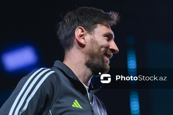 Əfsanəvi Lionel Messi və komanda yoldaşları Bakıda fanatları ilə görüşüblər