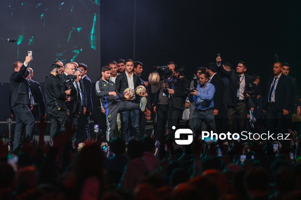 Əfsanəvi Lionel Messi və komanda yoldaşları Bakıda fanatları ilə görüşüblər