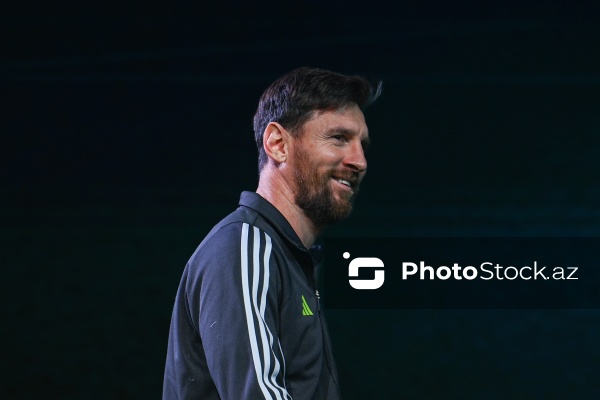 Əfsanəvi Lionel Messi və komanda yoldaşları Bakıda fanatları ilə görüşüblər