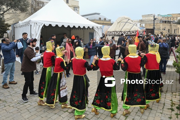 Paytaxt sakinləri Novruz bayramını qeyd edirlər