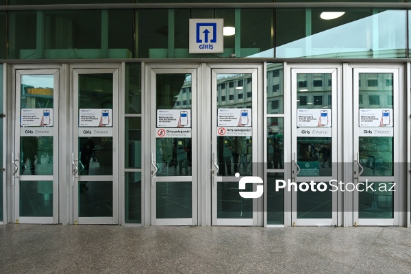 Bakı metrosunun bütün stansiyalarına giriş bağlanıb