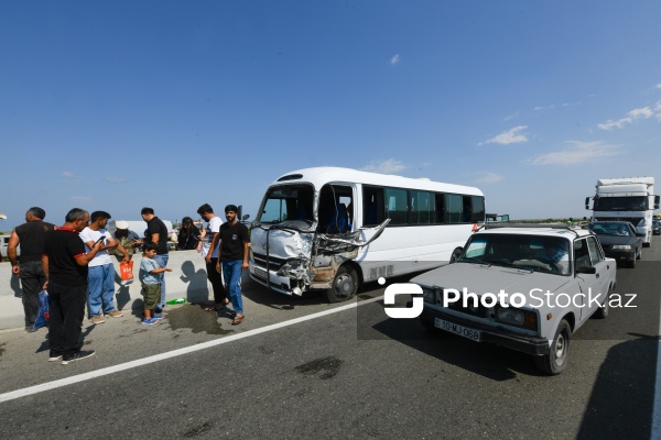Bakı-Quba yolunda avtobusla evakuator toqquşub