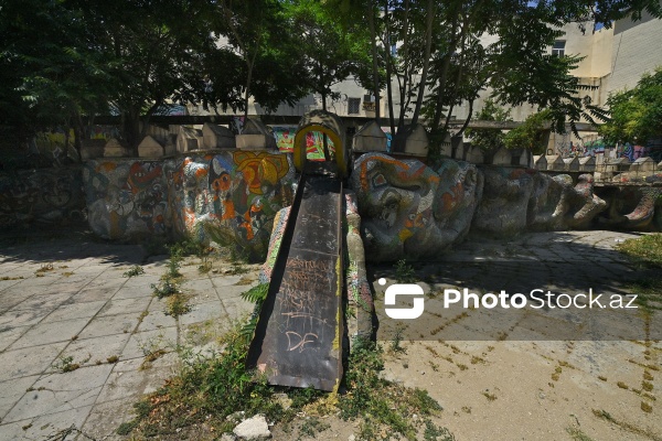 Səbail rayonu, Cəfərov Qardaşları, 9 ünvanında yerləşən baxımsız qalmış “Lermontov” parkı