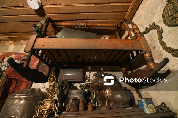 Bakıda antik əşyaların restavrasiya edildiyi emalatxana