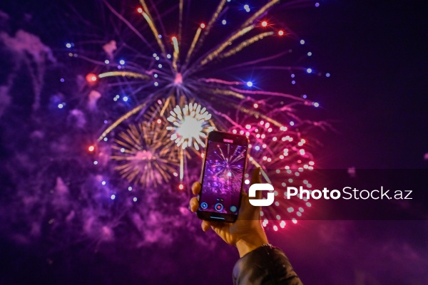 Dünya Azərbaycanlılarının Həmrəyliyi Günü və Yeni il münasibəti ilə təşkil edilən atəşfəşanlıq