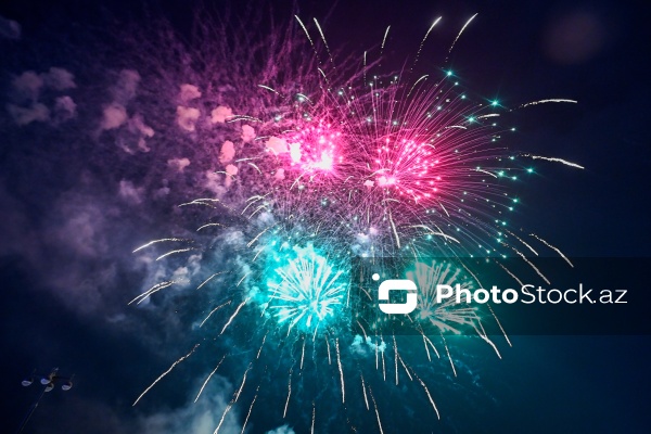 Dünya Azərbaycanlılarının Həmrəyliyi Günü və Yeni il münasibəti ilə təşkil edilən atəşfəşanlıq