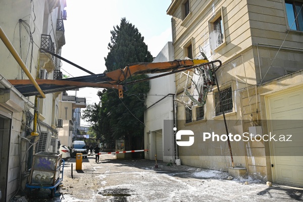 Bakıda kran obyektin üzərinə aşdı