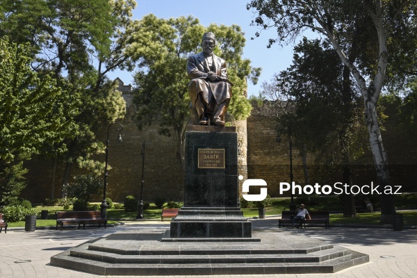 Bakıda Mirzə Ələkbər Sabirin heykəli cilalandı