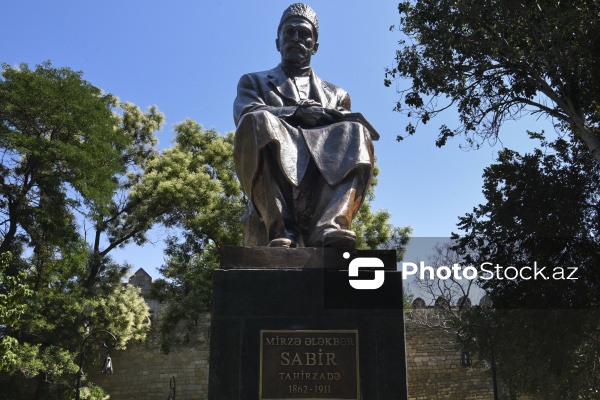 Bakıda Mirzə Ələkbər Sabirin heykəli cilalandı