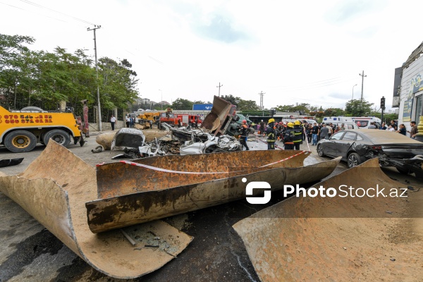 Bakıda yük maşını körpüdən avtomobillərin üstünə aşdı