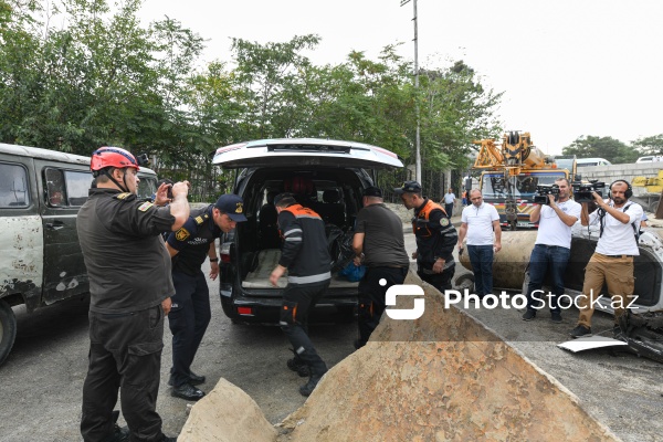Bakıda yük maşını körpüdən avtomobillərin üstünə aşdı